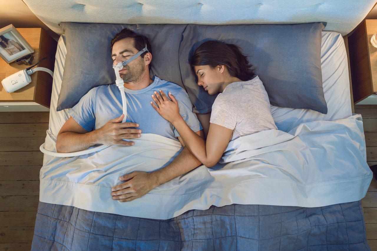 Casal dormindo — apneia do sono tem tratamento